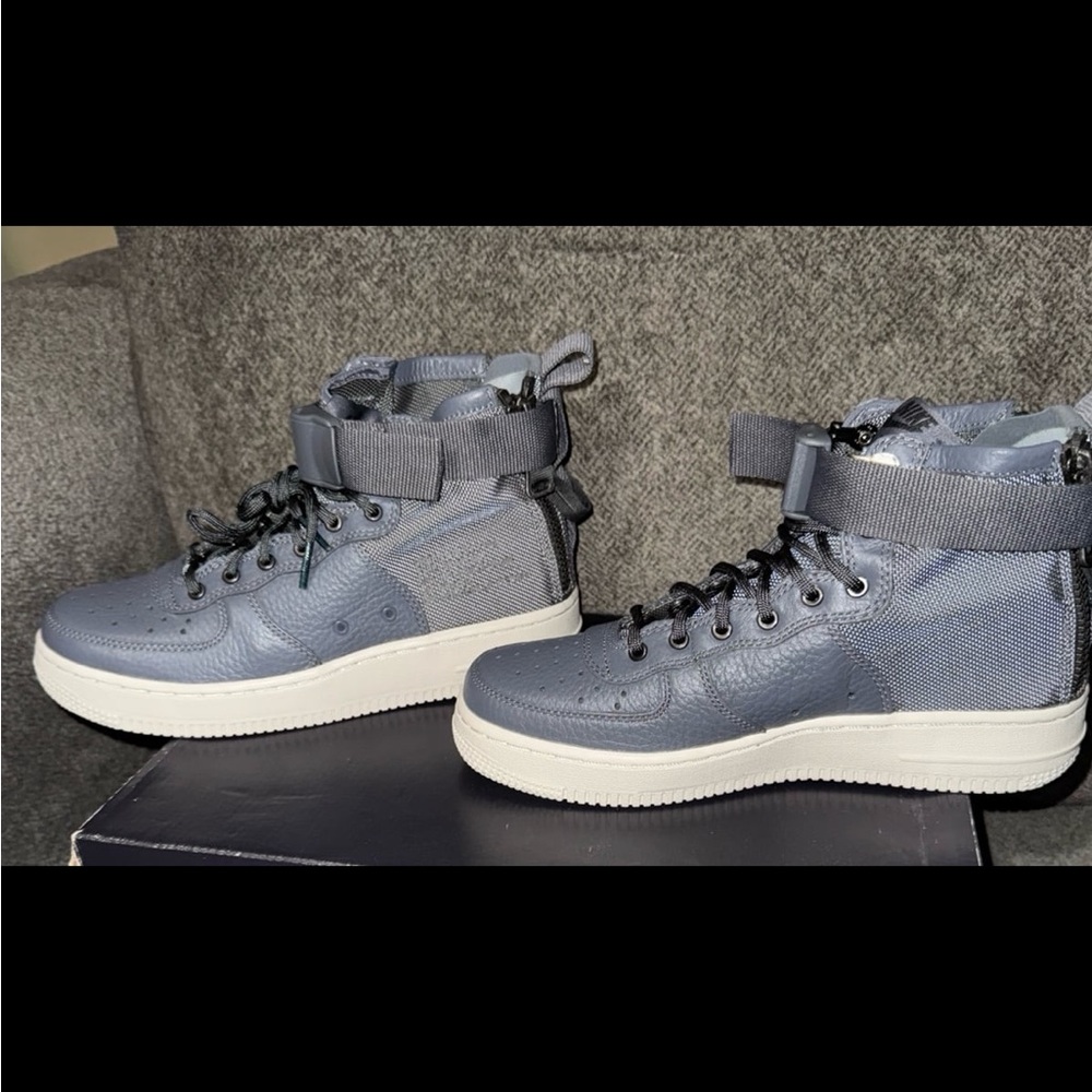 New- Nike SF Air Force 1 Mid Dark Grey Boys-5.5Y Women-7 Men-5.5